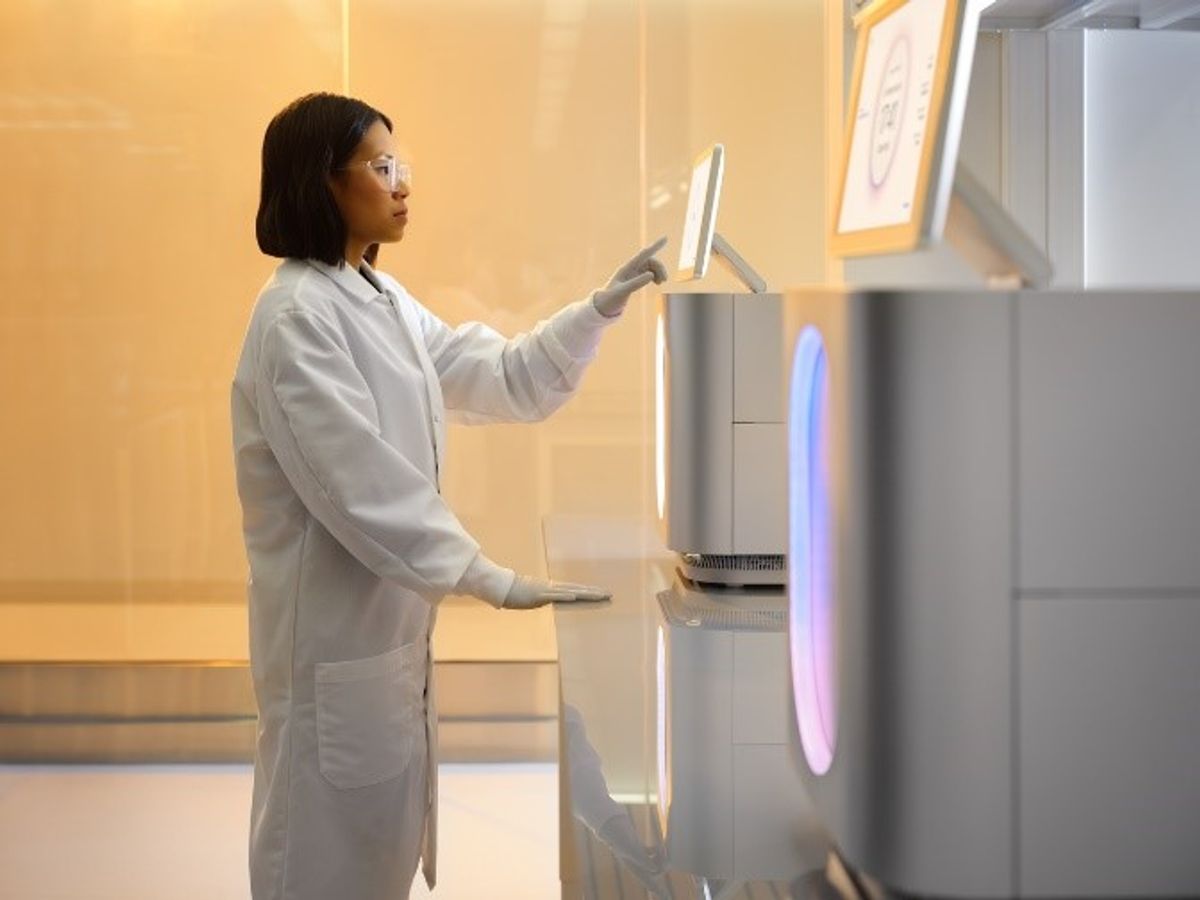 Photo of a scientist touching the screen of Illumina’s MiSeq i100 sequencer Photo of a scientist touching the screen of Illumina’s MiSeq i100 sequencer